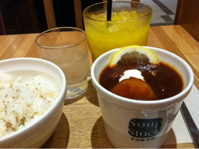 Snapdishの料理写真:東京ボルシチと胡麻ご飯のセット、スープストックにて。|Sarari_Cさん