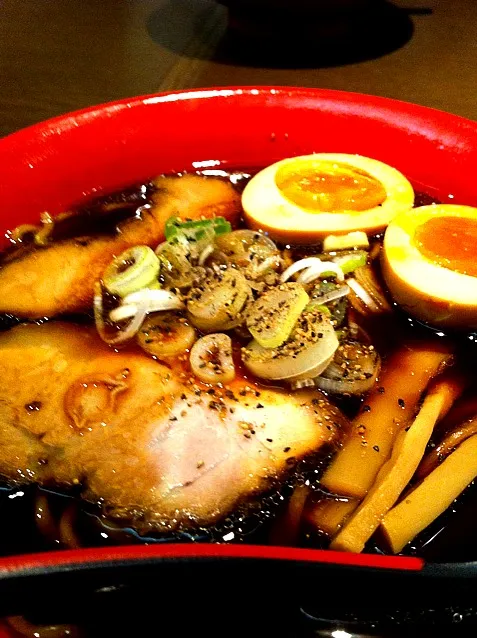 麺屋いろはのブラックラーメン|三芳庵さん