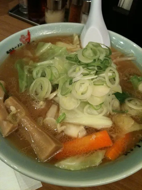 Snapdishの料理写真:花まる、えびそばのお店が並んでいたから梅光軒。野菜ラーメンの醤油、900円なり。|しーさん