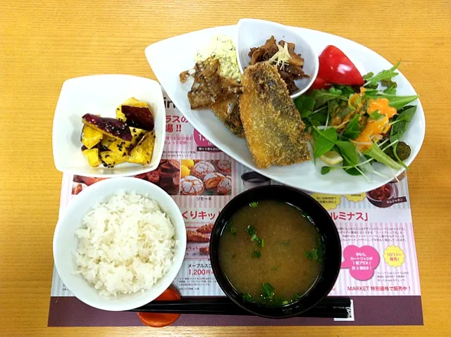 メインは鯵フライ☆骨もフライにして食べた(^ ^)カリッとしておーいしー♪|かーねさん