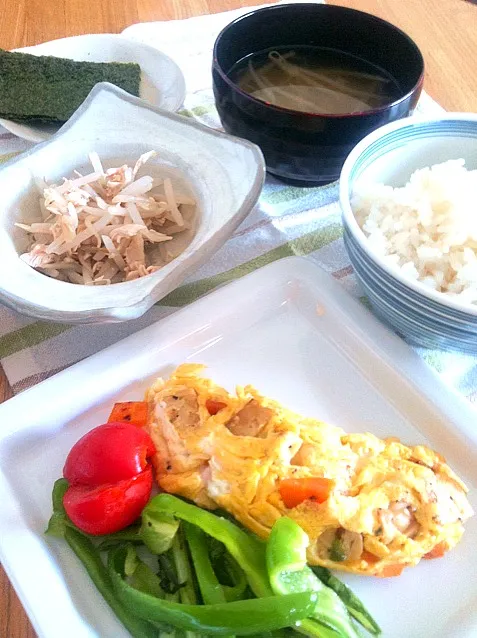 朝食 テンペと根菜のオムレツ、ピーマン炒め、モヤシとササミの和え物、海苔、お味噌汁、ご飯|よ〜んさん