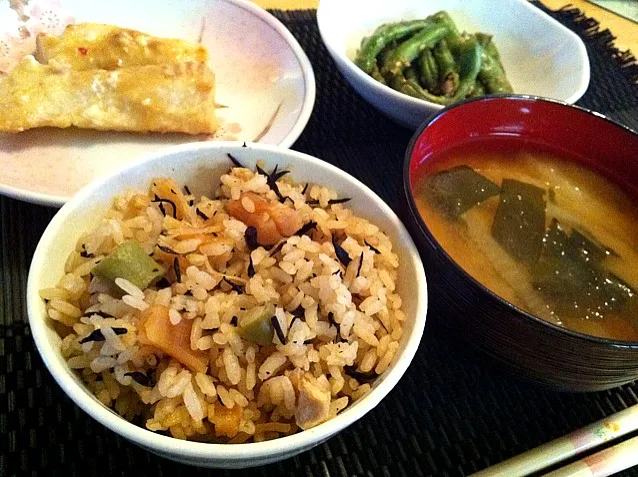 散々パン焼いたのに夕飯は和食w ひじきと乾燥ホタテのご飯、庭のいんげんの胡麻和え、トレジョの和っぽい味の魚、大根とワカメの味噌汁。日本にいる人には、なーんてことないご飯w|mamakumiさん