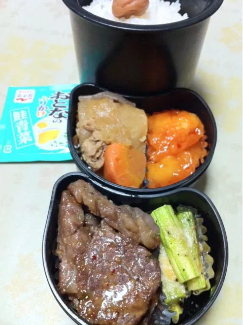 高２バレーボール部員の本日のお弁当。私の担当は、アスパラのチーズグリルと、焼肉。 #お弁当 #弁当|Takashi H.さん