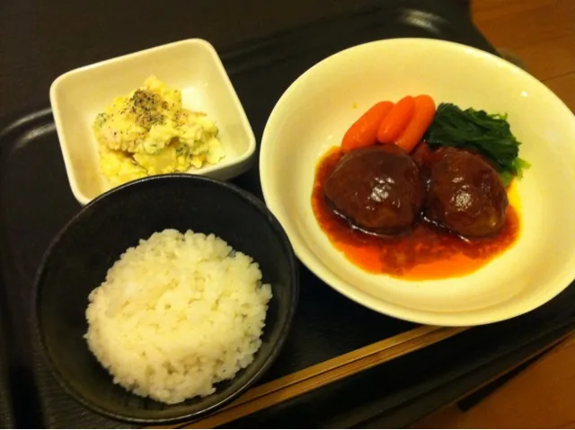 今日のごはん  煮込みハンバーグ、グラッセ、ポテトサラダ|てつこさん