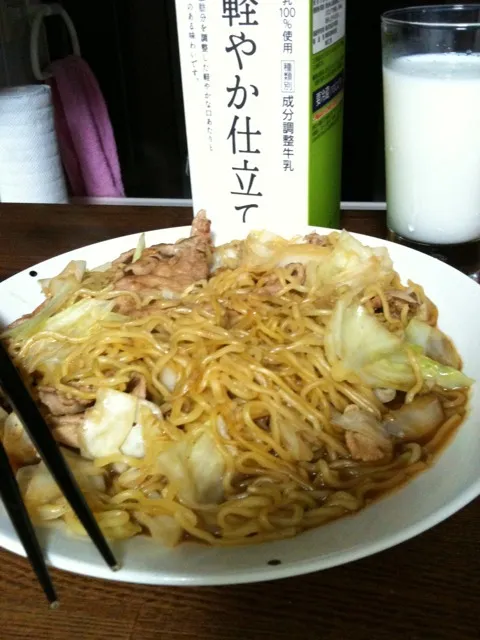 ラーメンと焼きそばの麺が余っていたので。よくわからないものができた。|はまーんさん