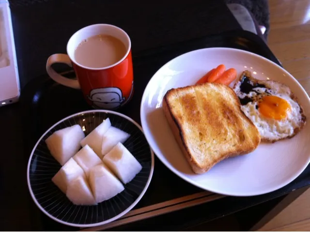 朝ごはん  トースト、目玉焼き、グラッセ、梨、カフェオレ|てつこさん