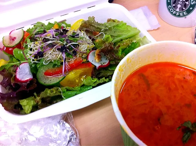 Salad and minestrone soup to go|chan mitsuさん