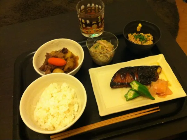 Snapdishの料理写真:今日のごはん  鯖の香味焼き(焦げた..)、オクラ、甘酢生姜、春雨中華和え、肉じゃが、納豆|てつこさん