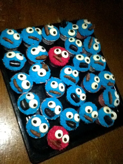 a tray worth of cookie monster cupcakes|myleneさん