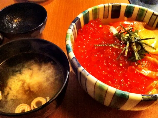 Snapdishの料理写真:鮭いくら丼|じょりーさん