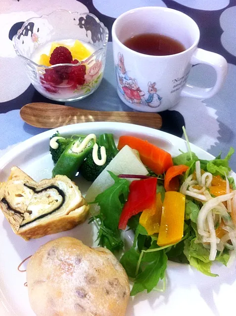 カラフルサラダと卵焼きの朝食|ケイさん