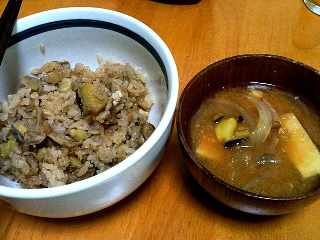 秋朝ごはん(キノコとサツマイモの炊き込みご飯、サツマイモとタマネギの味噌汁) #タロメシ|taro nishidomeさん