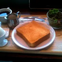 toast with eggs ang milk tea|Hsiao-Tung Linさん