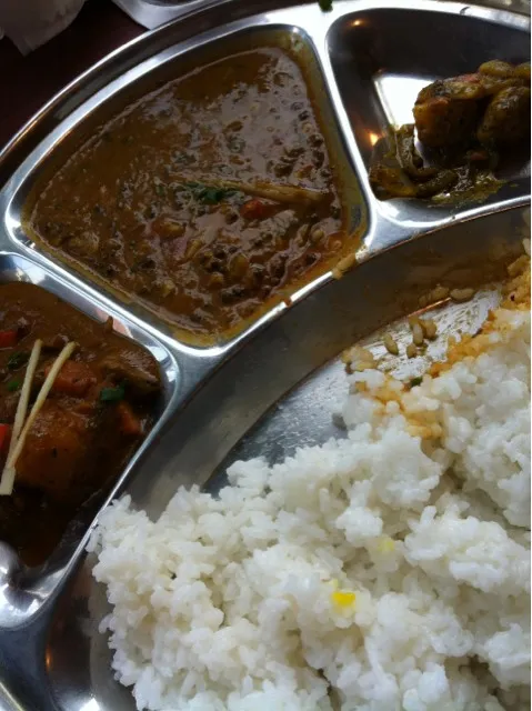 Snapdishの料理写真:ダールカレーと野菜カレー 食べかけ^^;|masamiyさん