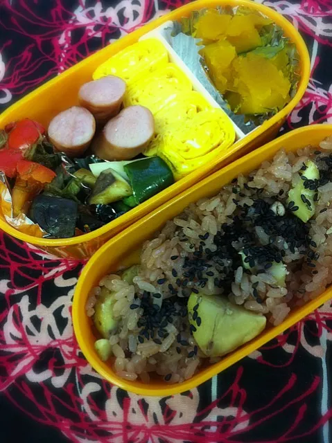 Snapdishの料理写真:本日のお弁当。おばあちゃんが炊いてくれたお赤飯はいつ食べても美味しいのです。|まりもさん