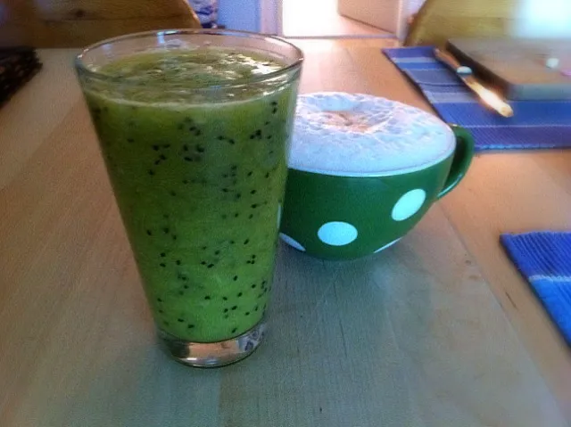 soy latte and kiwi orange smoothie|Gabiさん