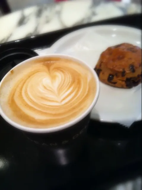 カフェラテとチョコチャンクスコーンのセット|みねひかさん