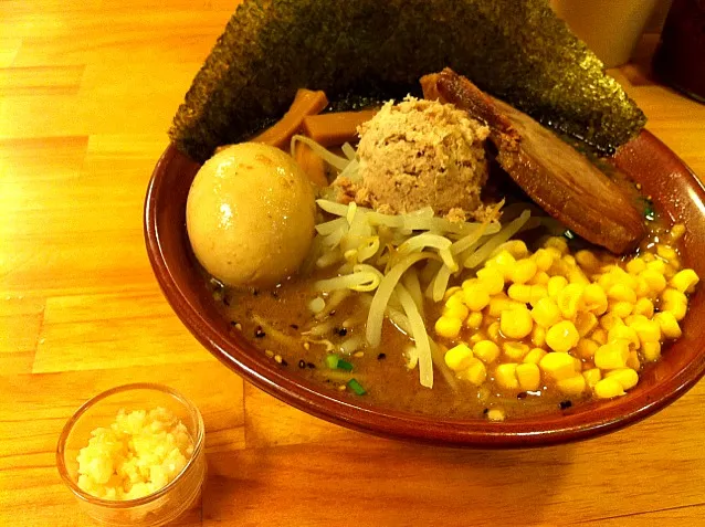 Snapdishの料理写真:味噌ラーメン特製トッピング。ニンニクもつけちゃう。|hirotomoさん