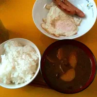 目玉焼、大根と里芋の味噌汁(赤)|hollyさん