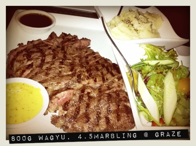 800g of pure pleasure wagyu beef at 4.5 marbling. served with best whipped potatos n salad|Tinky 🍒さん