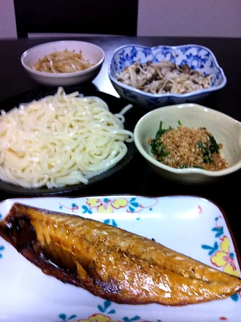 Snapdishの料理写真:本日も家居酒屋、焼き魚は鯖、ほうれん草の胡麻和え、もやしのナムル、二種のキノコの煮浸し、うどん|ままぞうさん