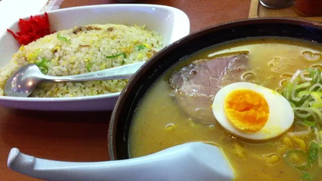 Snapdishの料理写真:味噌ラーメン 炒飯|とあさん