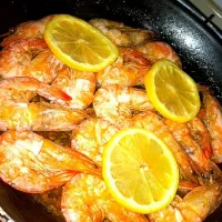 Snapdishの料理写真:Garlic Shrimp Garnished With Lemon|Audreyさん