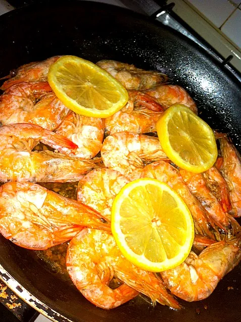 Snapdishの料理写真:Garlic Shrimp Garnished With Lemon|Audreyさん