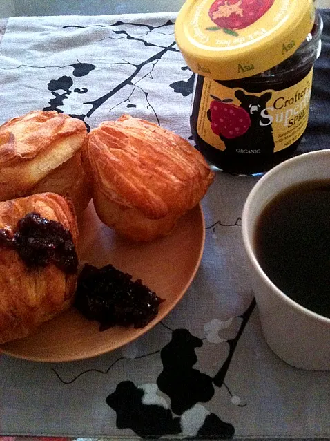 Snapdishの料理写真:Butterflake rolls, organic mixed berry jam, and coffee|Sayuri Hさん