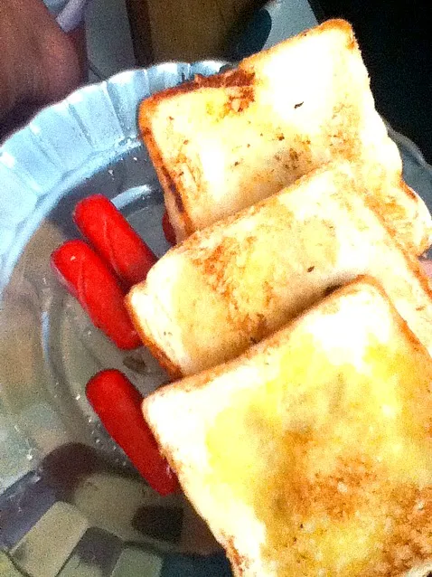 buttered bread with hotdog|don kevin lisingさん