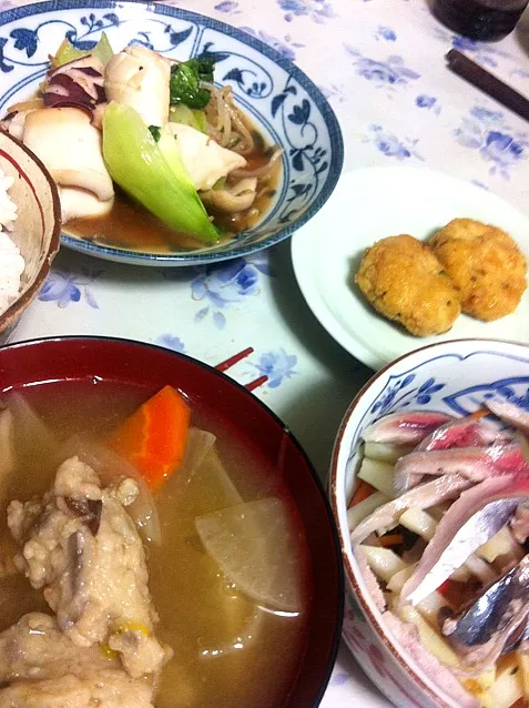 実家夕飯 鶏牛蒡のつみれ汁、朝獲れサンマの酢〆とじゃが芋・野菜の甘酢和え、オオカラ入りつくね、イカの炒め物、ご飯|よ〜んさん