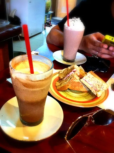 Frappe Mocha,chocoLate miLkshake & ClubhOuse Sandwich|Kamekawaさん