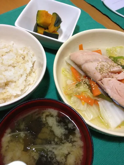 ご飯、三つ葉ワカメ味噌汁、カボチャ、シャケの野菜蒸し|りささん