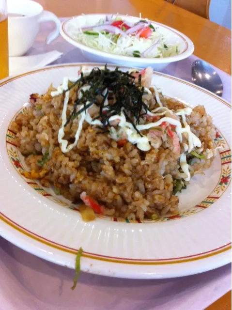 たこやきチャーハンで。ソース味の焼き飯にタコ入り揚げ玉、刻みのり、マヨネーズのトッピング！ これは珍味♪|yxxtsさん