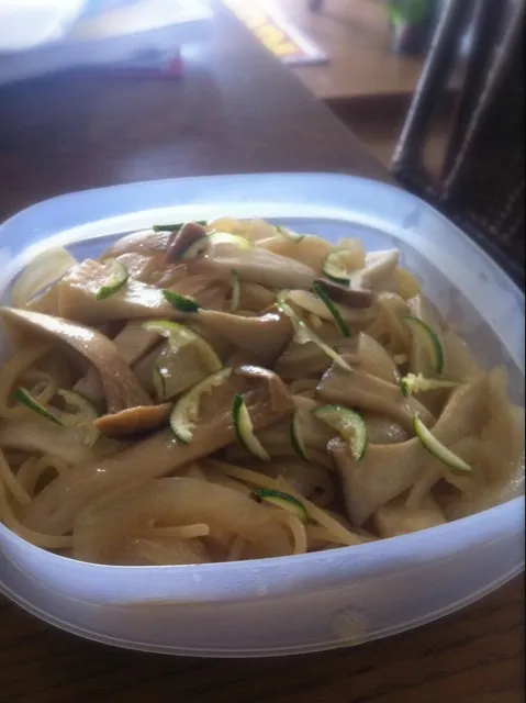 Spaghetti con limone,funghi e cipolle,stile giapponese /すだちとエリンギ、玉ねぎの和風スパゲティ #obento|s_bosatsuさん