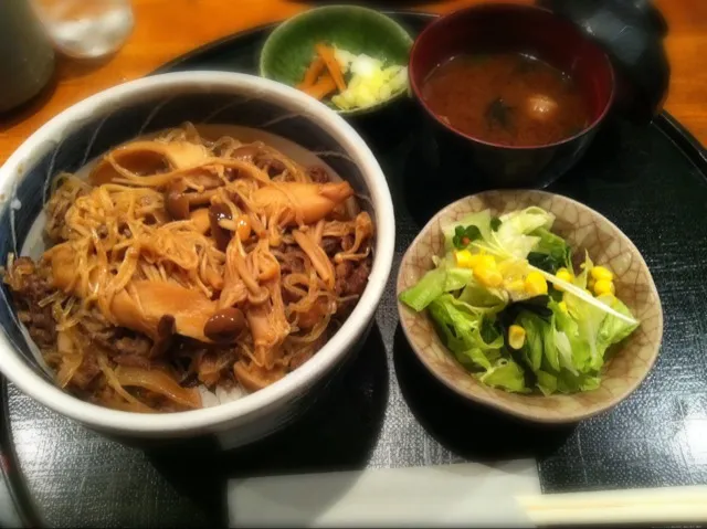 気まぐれ丼 本日は飛騨牛丼 すき焼き風|大石さん