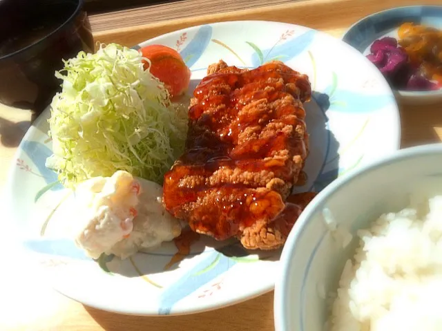 Snapdishの料理写真:本日のランチ。チキン南蛮定食。歯応えのありすぎる食感なんで、チキン煎餅と言った方がいいかも(笑)。|JTKさん