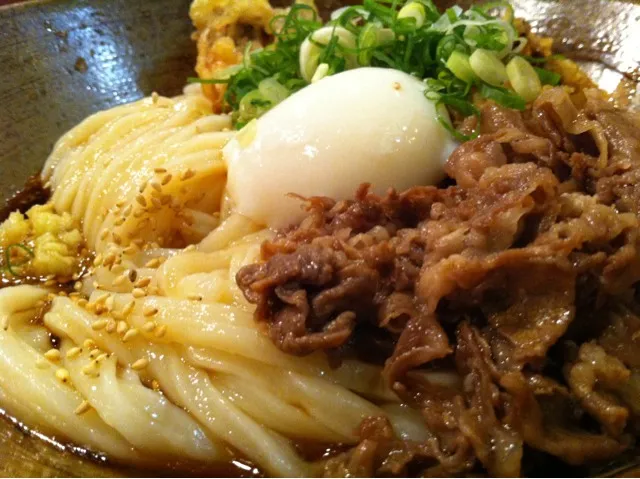 Snapdishの料理写真:肉まいたけ天温玉ぶっかけうどん。麺はコシと柔らかさのハーモニー。|たけうちさん