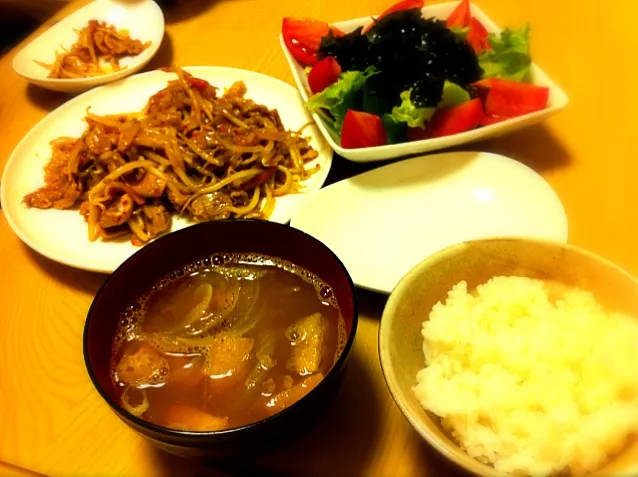 豚肉ともやしのねぎ味噌炒め、油揚げと玉ねぎのお味噌汁、わかめサラダ。|liccaさん