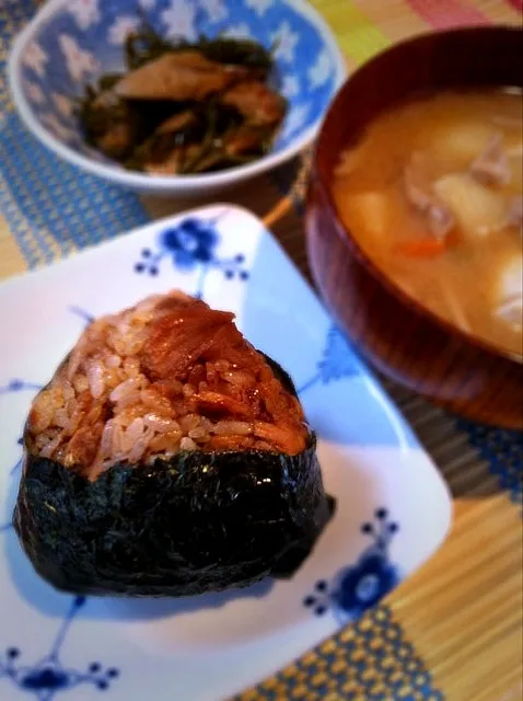 ツナなめ茸の炊き込みご飯をおにぎりで|あみん´ω`)ﾉさん