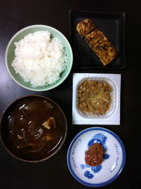 Snapdishの料理写真:日本の朝ごはん、炊きたてご飯、味噌汁はもちろん赤出汁|ままぞうさん