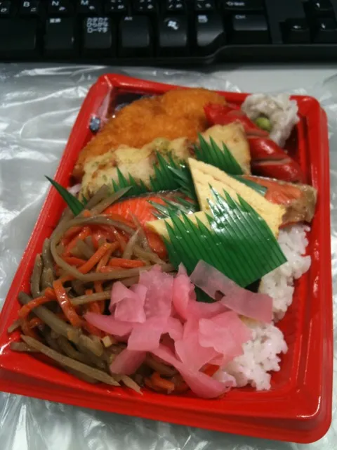 スーパーののり弁当（紅鮭）398円なり〜|しーさん