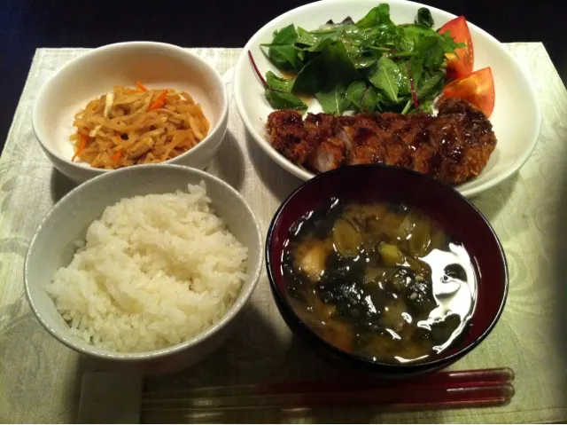 トンカツとサラダと切り干し大根の煮物。|まよさん