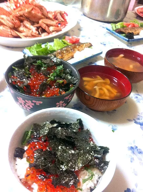 Snapdishの料理写真:実家朝食 イクラ丼、お吸い物、朝獲れサンマ、浜茹でカニ|よ〜んさん