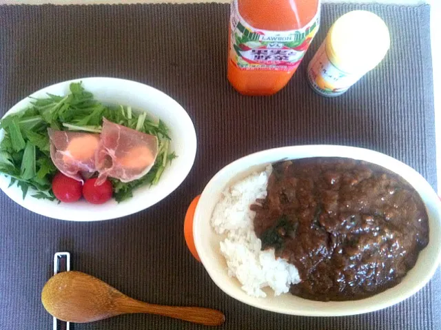 鶏とほうれん草カレー、生ハムとチーズ、水菜とミニトマトのサラダ|nahiさん