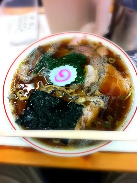 Snapdishの料理写真:チャーシュー麺大盛りは850円。トッピングは同じものでも50円と100円あり。こんかいはほうれん草50円。生姜の香りがふんわりしてうまい。|Toimanさん