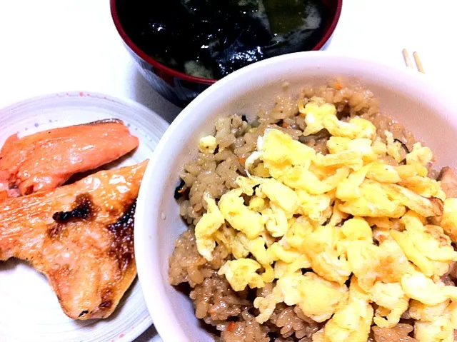 炊き込みご飯 鮭のハラス ワカメの味噌汁|みぃさん