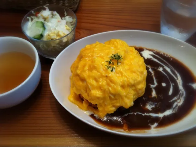 日替りランチ デミグラスソースのオムライス サラダとスープ。オムライスは半熟たまごをふわっと載せて。|大石さん