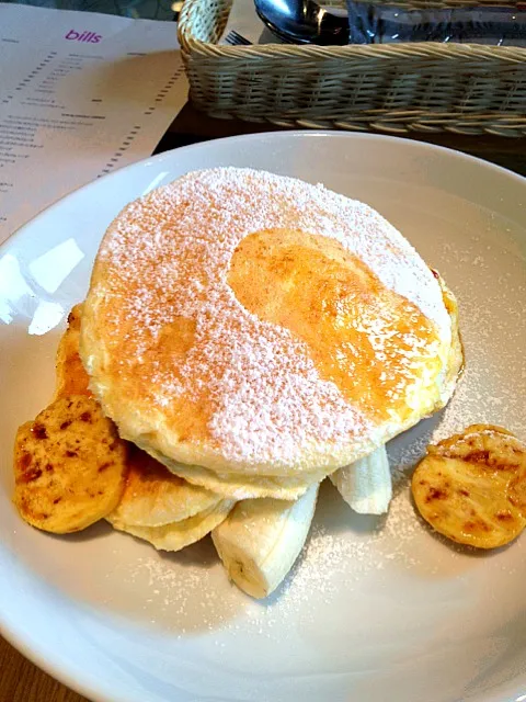 ricotta hotcakes, fresh banana and honeycomb butter|Shinya Kawanaさん