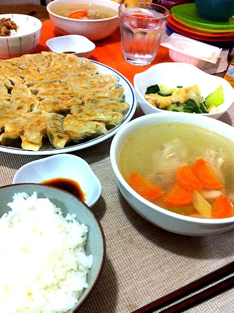 餃子と参鶏湯ぽいスープとちんげん菜と油あげの和え物。|羽鳥 竜さん